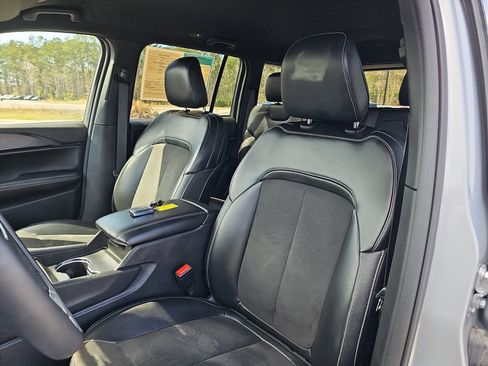 Used 2023 Jeep Grand Cherokee Altitude image 16