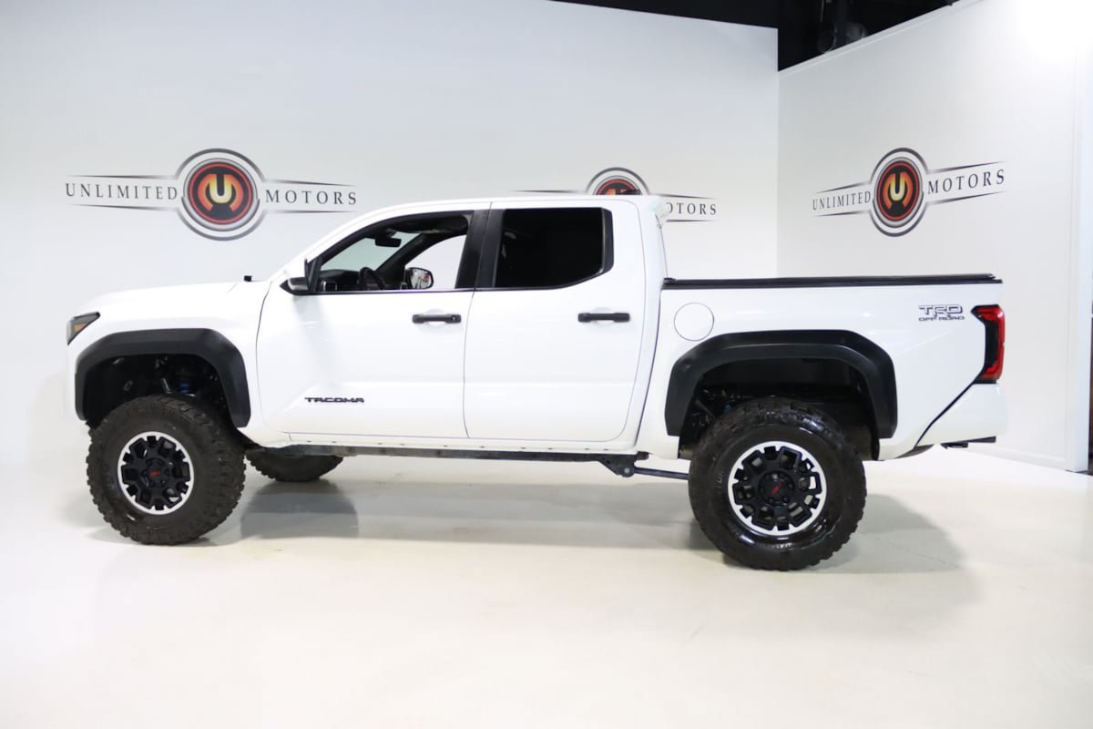 Used 2024 Toyota Tacoma TRD Off-Road AWD/4WD image 30