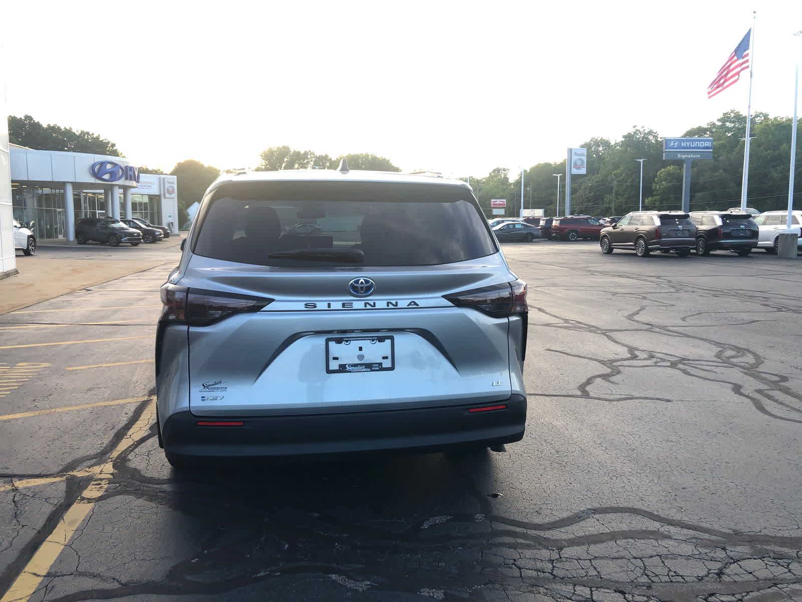 Certified 2025 Toyota Sienna LE w/ LE Plus Package FWD image 6