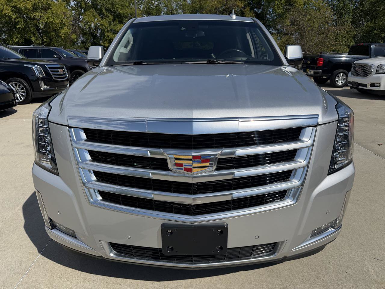 Used 2017 Cadillac Escalade ESV Luxury AWD/4WD image 2