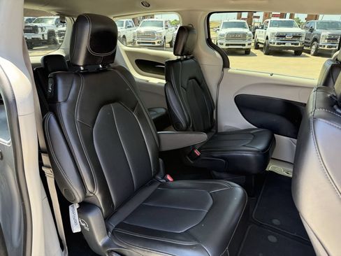 Used 2024 Chrysler Pacifica Touring-L FWD image 27