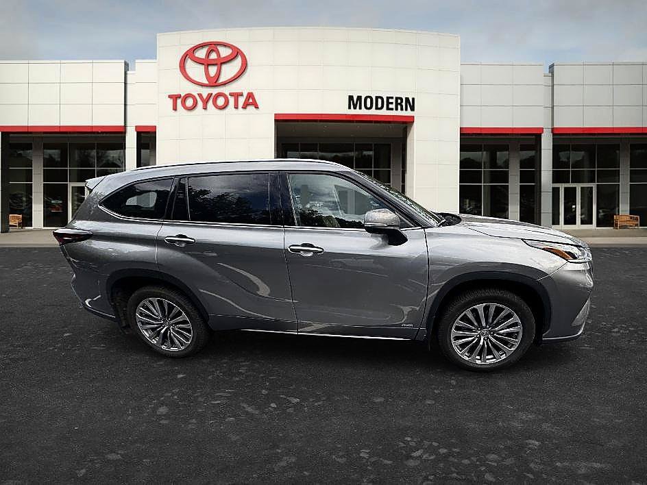 Used 2025 Toyota Highlander Limited AWD/4WD image 19
