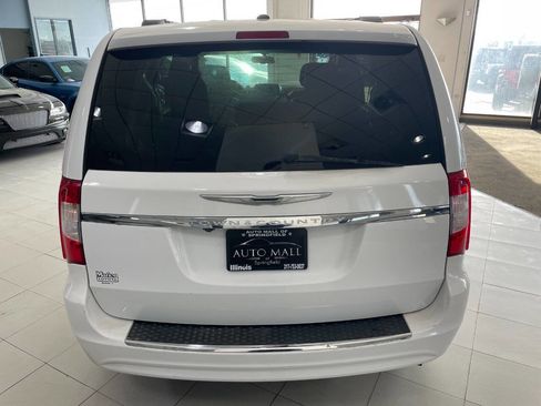 Used 2016 Chrysler Town & Country Touring image 6