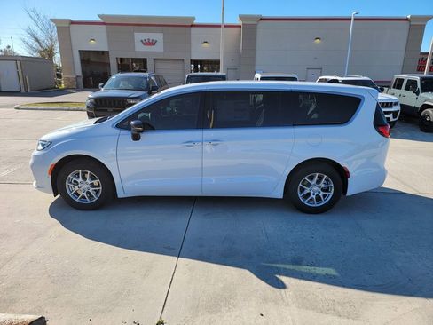 New 2026 Chrysler Pacifica Select image 2