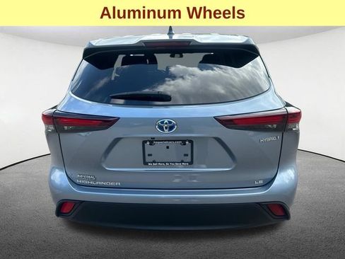 Used 2024 Toyota Highlander LE AWD/4WD image 9