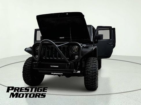 Used 2015 Jeep Wrangler Unlimited Rubicon w/ Connectivity Group AWD/4WD image 12