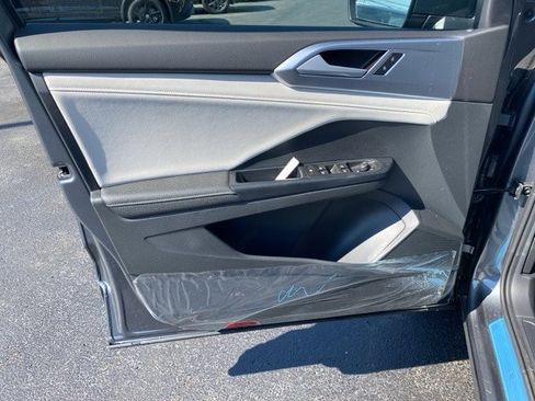 New 2025 Volkswagen Taos SE image 22
