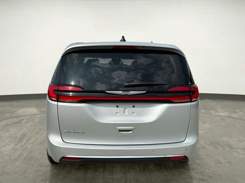 Used 2024 Chrysler Pacifica Touring-L image 4