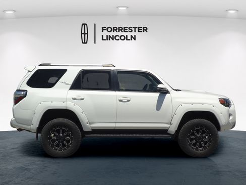 Used 2018 Toyota 4Runner TRD Off-Road Premium AWD/4WD image 2