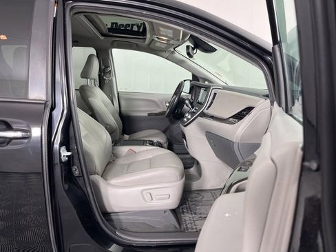 Used 2020 Toyota Sienna XLE image 31