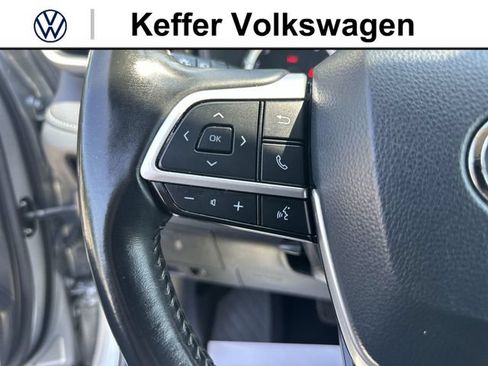 Used 2022 Toyota Highlander LE FWD image 17