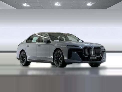 Used 2023 BMW 740i w/ Parking Assistance Package RWD image 7
