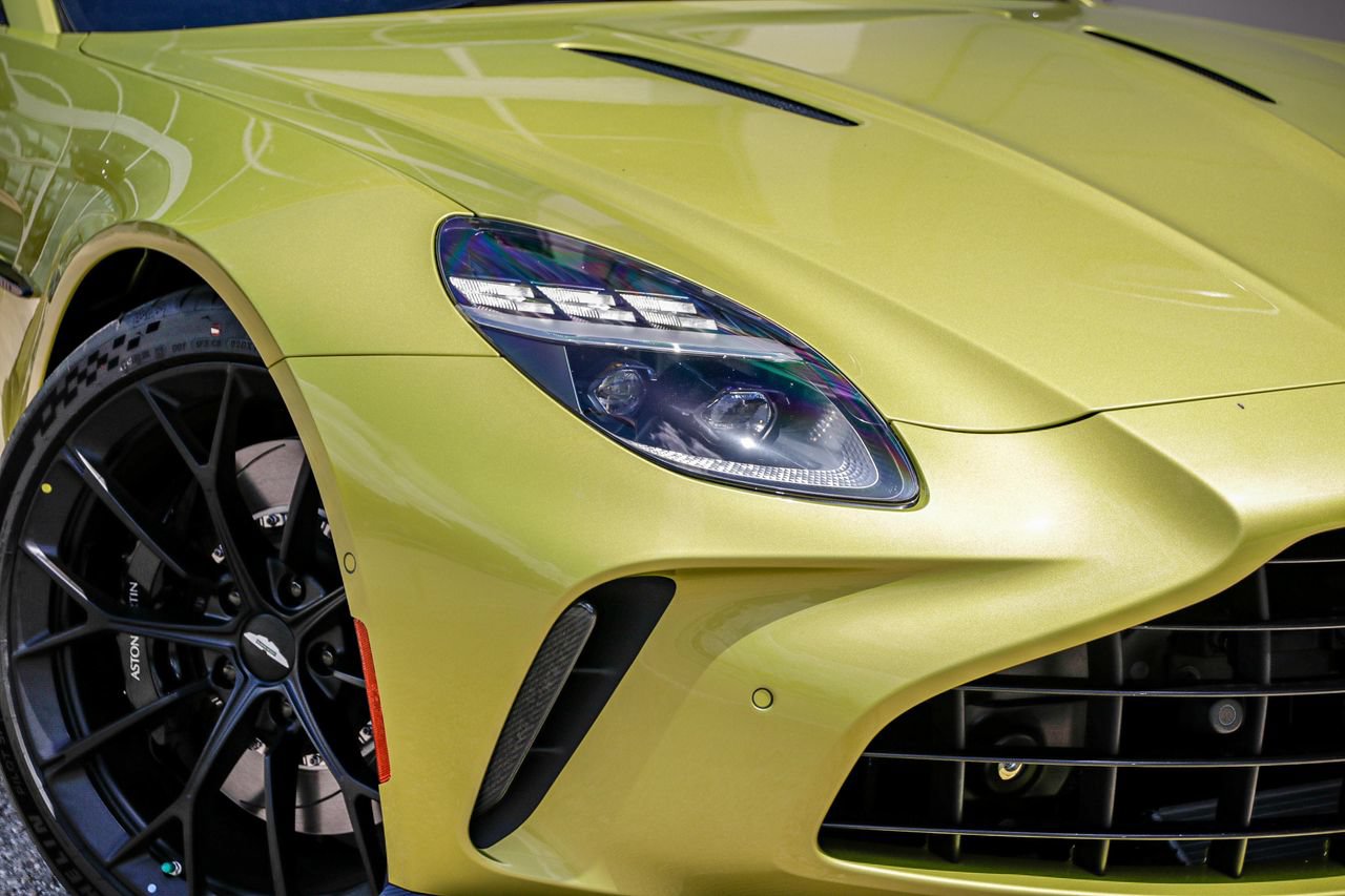 Used 2025 Aston Martin V8 Vantage Coupe RWD image 3