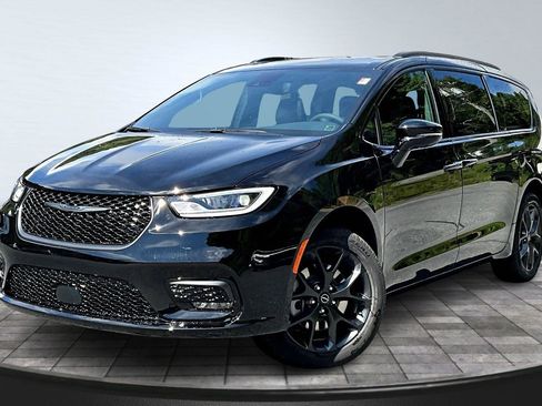 New 2026 Chrysler Pacifica Limited w/ S Appearance Package image 2