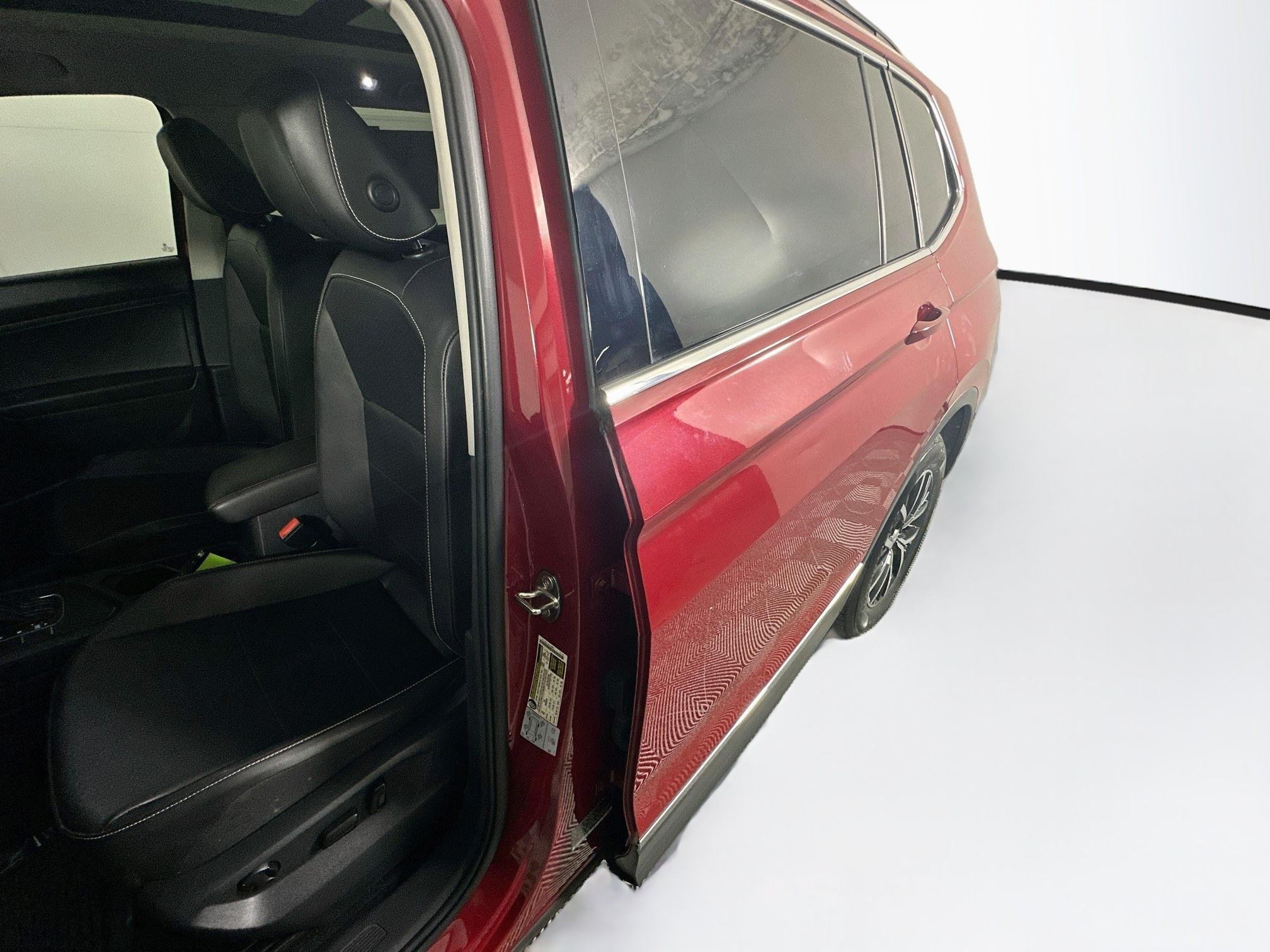 Used 2021 Volkswagen Tiguan SE w/ Panoramic Sunroof Package FWD image 12