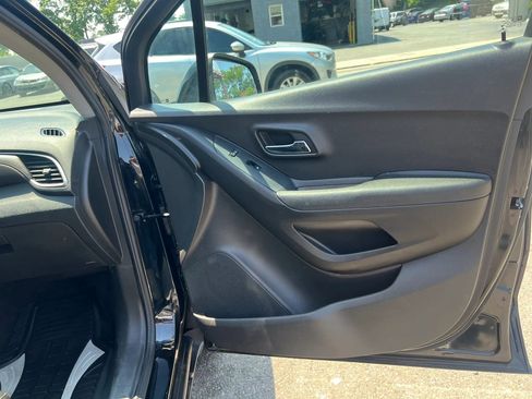 Used 2018 Chevrolet Trax LT w/ LT Convenience Package FWD image 29