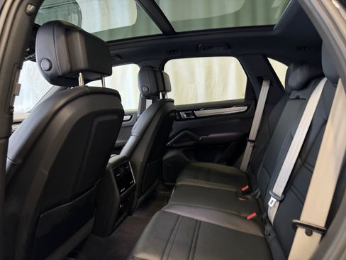 Certified 2023 Porsche Cayenne Platinum Edition image 24