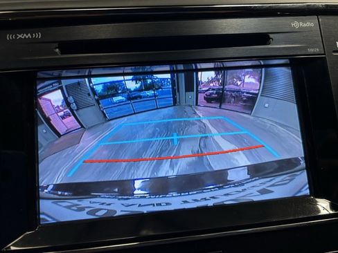 Used 2018 Toyota Avalon XLE image 19