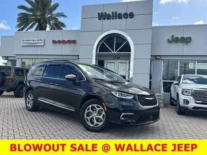 Used 2022 Chrysler Pacifica Limited w/ Uconnect Theater Family Group
