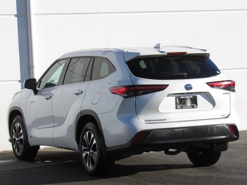 Certified 2021 Toyota Highlander XLE image 5
