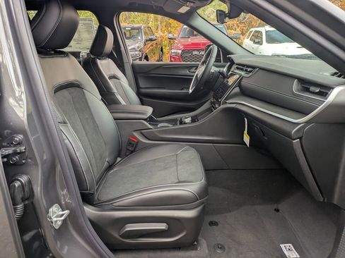 New 2025 Jeep Grand Cherokee Altitude image 30