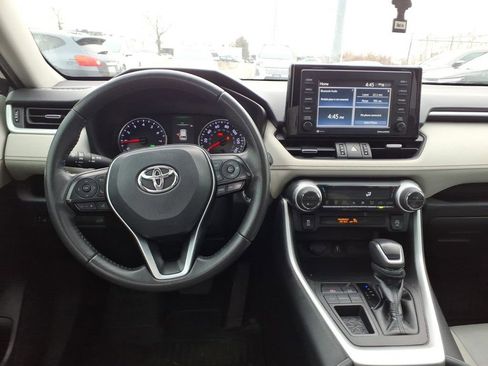 Used 2021 Toyota RAV4 XLE Premium image 18