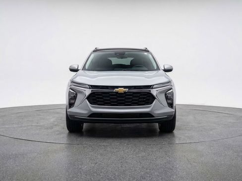 Used 2025 Chevrolet Blazer LT image 2