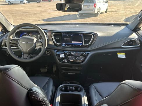 New 2026 Chrysler Pacifica Select w/ S Appearance Package image 18