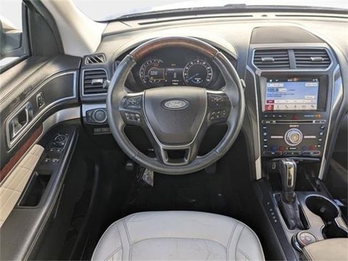 Used 2017 Ford Explorer Platinum image 19