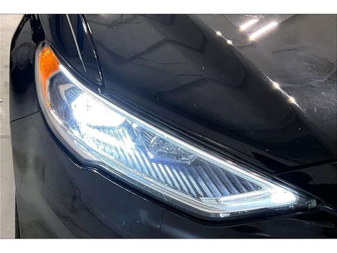 Used 2018 Ford Fusion SE w/ Fusion SE Technology Package image 28