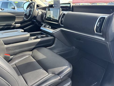 Certified 2025 Ford Expedition Platinum AWD/4WD image 16