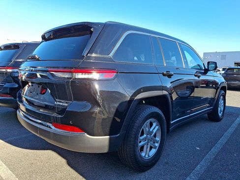 Used 2023 Jeep Grand Cherokee Laredo image 4