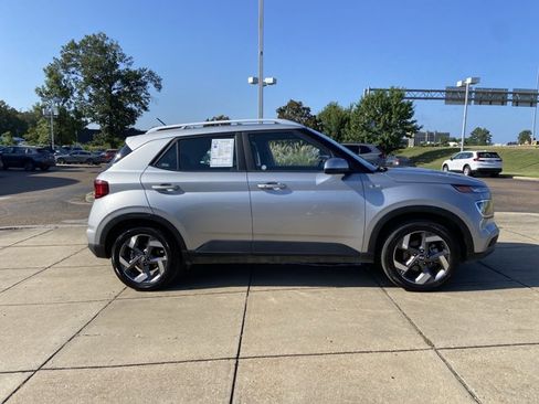 Used 2025 Hyundai Venue SEL FWD image 13
