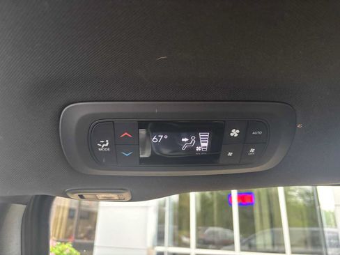 Used 2025 Chrysler Pacifica Limited FWD image 17