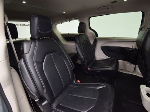 Used 2022 Chrysler Pacifica Touring-L image 24