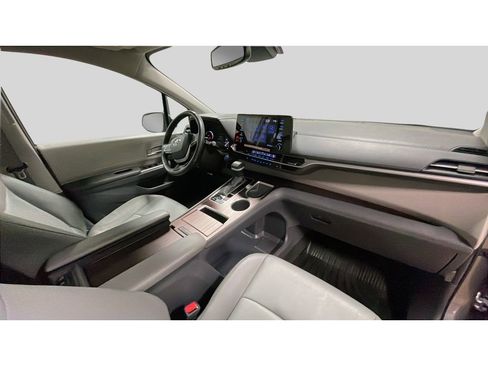 Used 2024 Toyota Sienna XLE image 18