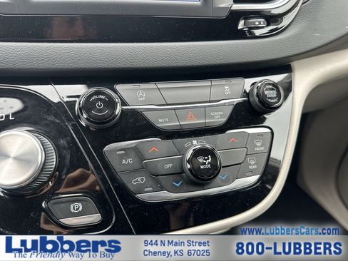Used 2023 Chrysler Voyager LX FWD image 17