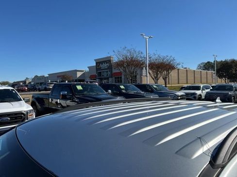 Used 2020 Ford Explorer XLT image 13