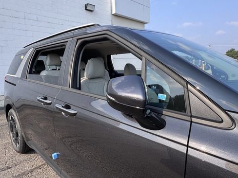 New 2026 Kia Carnival EX image 9