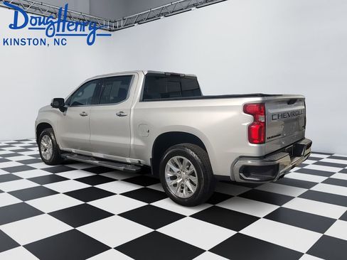 Used 2022 Chevrolet Silverado 1500 LTZ w/ LTZ Convenience Package II AWD/4WD image 3