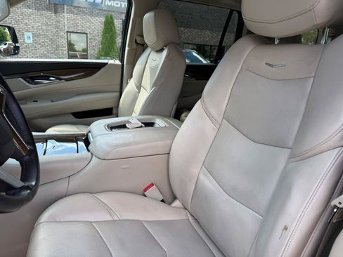 Used 2019 Cadillac Escalade Luxury RWD image 11