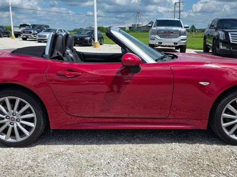 Used 2017 FIAT 124 Spider Lusso RWD image 2