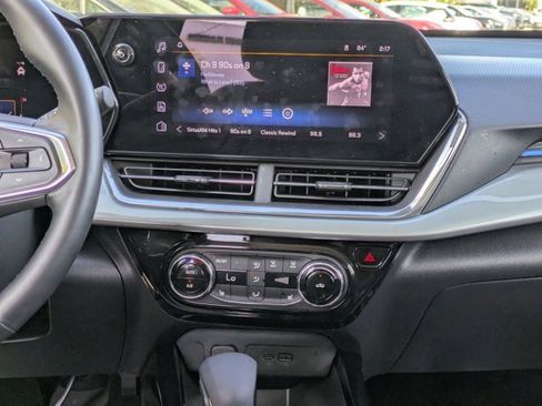 Used 2025 Chevrolet Trax LT w/ LT Convenience Package image 10