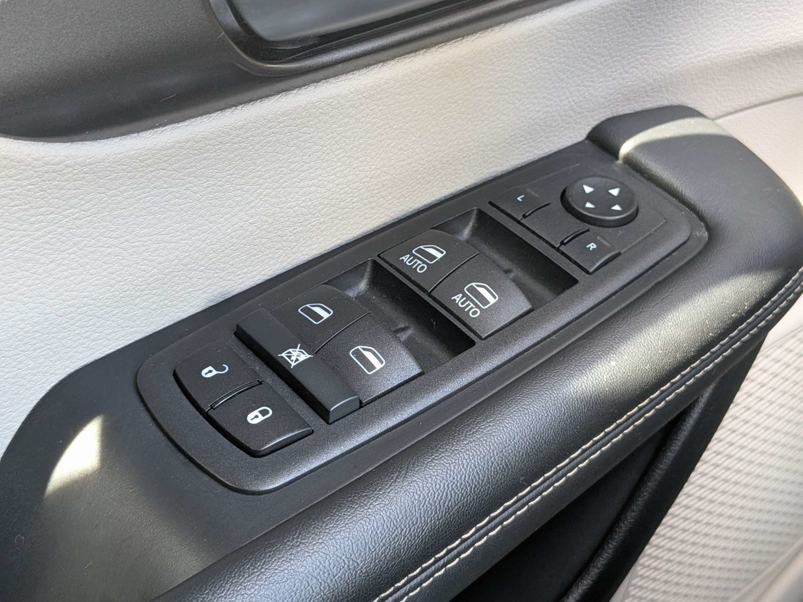Used 2024 Chrysler Pacifica Touring-L FWD image 28