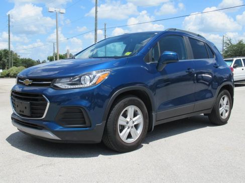 Used 2020 Chevrolet Trax LT w/ LPO, Protection Package FWD image 2