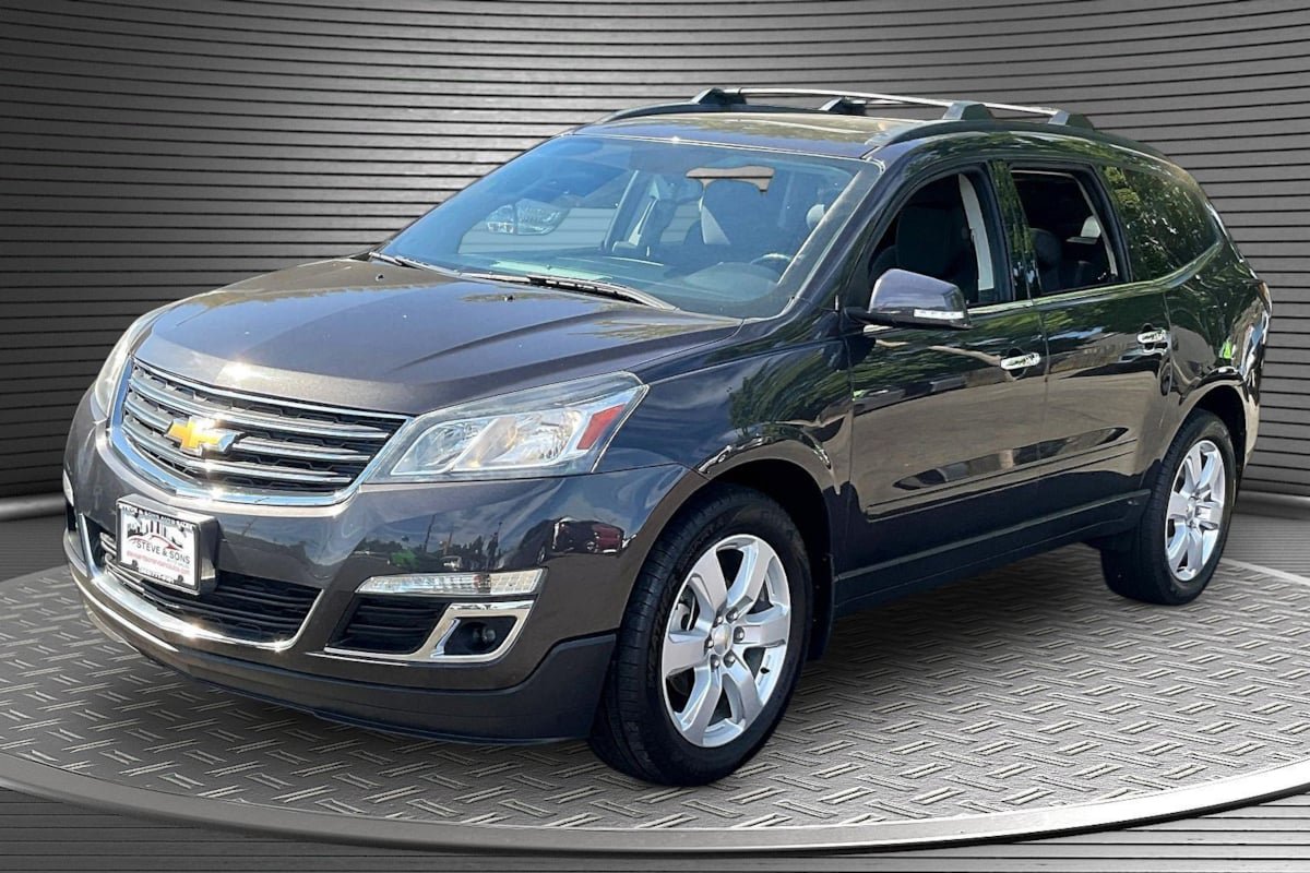 Used 2017 Chevrolet Traverse LT w/ Style and Technology Package AWD/4WD image 3