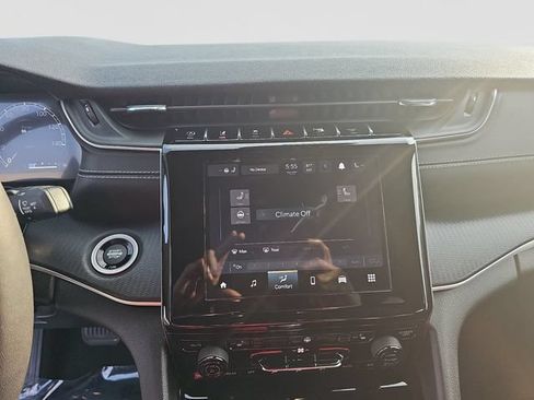 Used 2023 Jeep Grand Cherokee Altitude RWD image 18