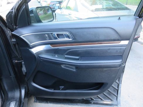 Used 2018 Ford Explorer Limited w/ Equipment Group 301A AWD/4WD image 29