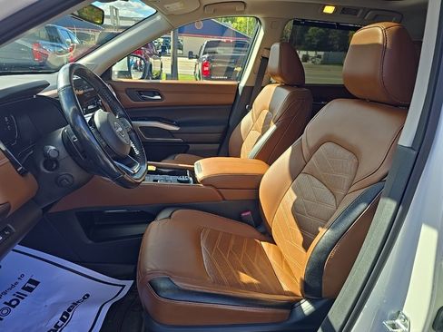 Used 2024 Nissan Pathfinder Platinum image 7