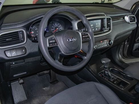 Used 2019 Kia Sorento LX image 5